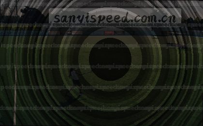 手机屏幕前，手指滑动浏览网页。